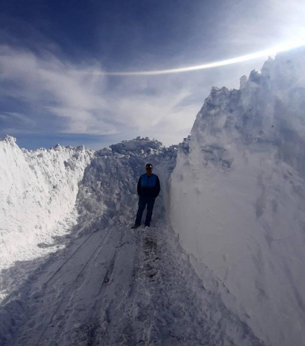 Van'da karlı yolları açma mücadelesi