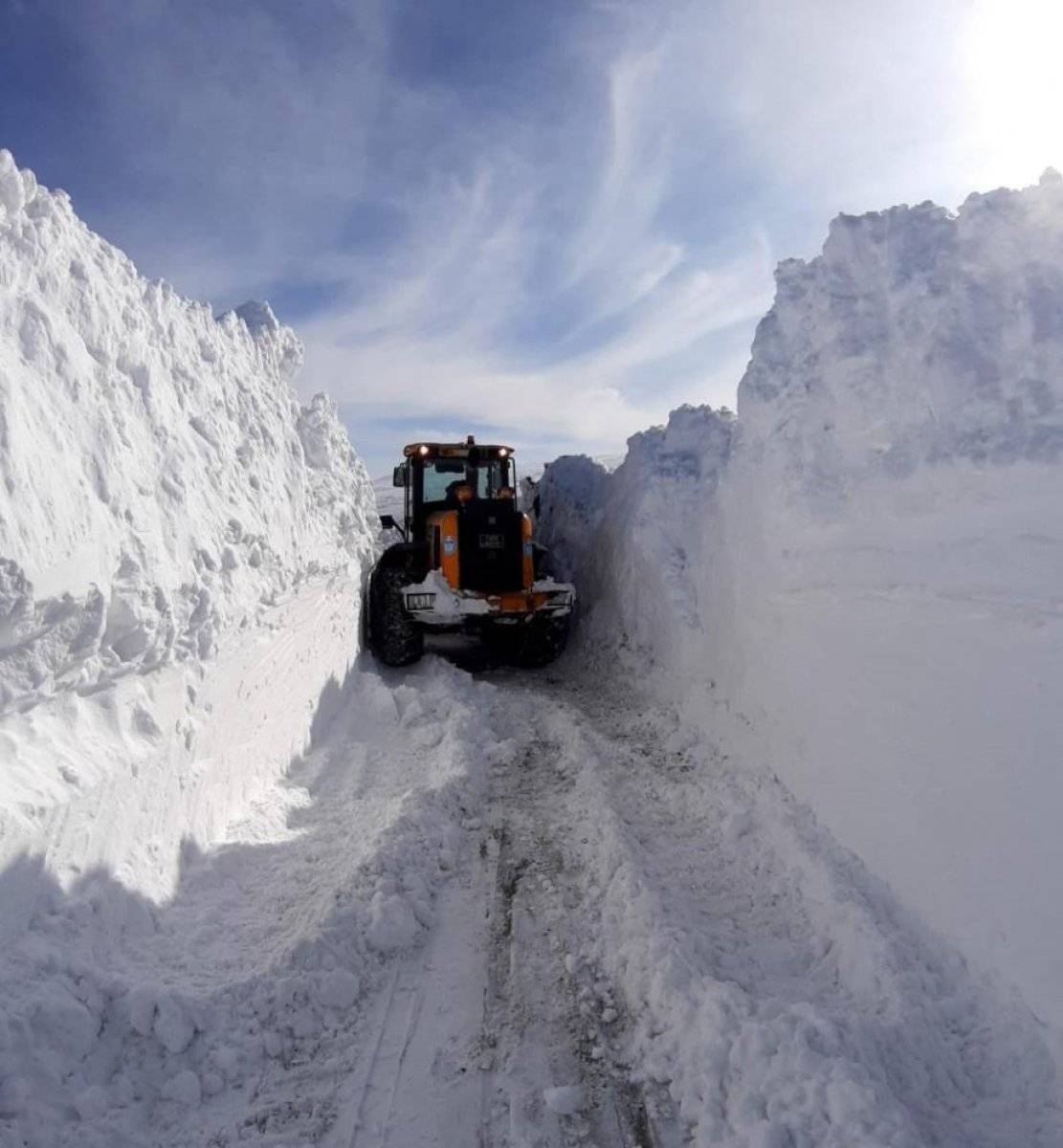 Van'da karlı yolları açma mücadelesi