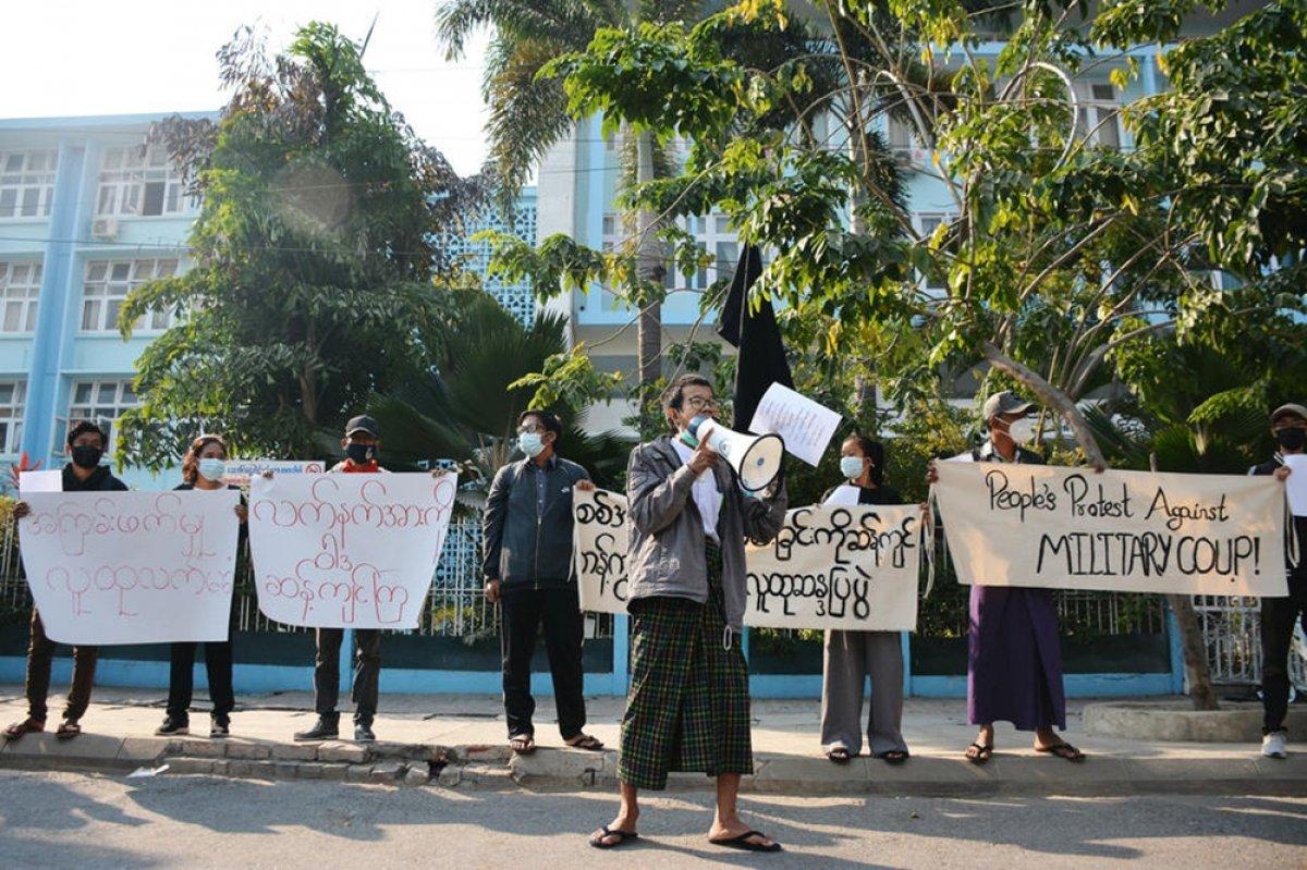Myanmar'da darbeye karşı protesto yapan göstericiler gözaltına alındı