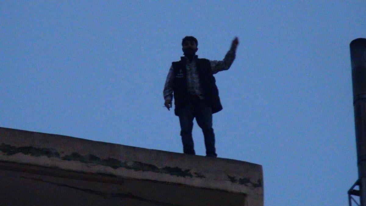 Antalya'da 13 çocuk babası çatıya çıktı, aşağıdakiler yaptıklarıyla pes dedirtti