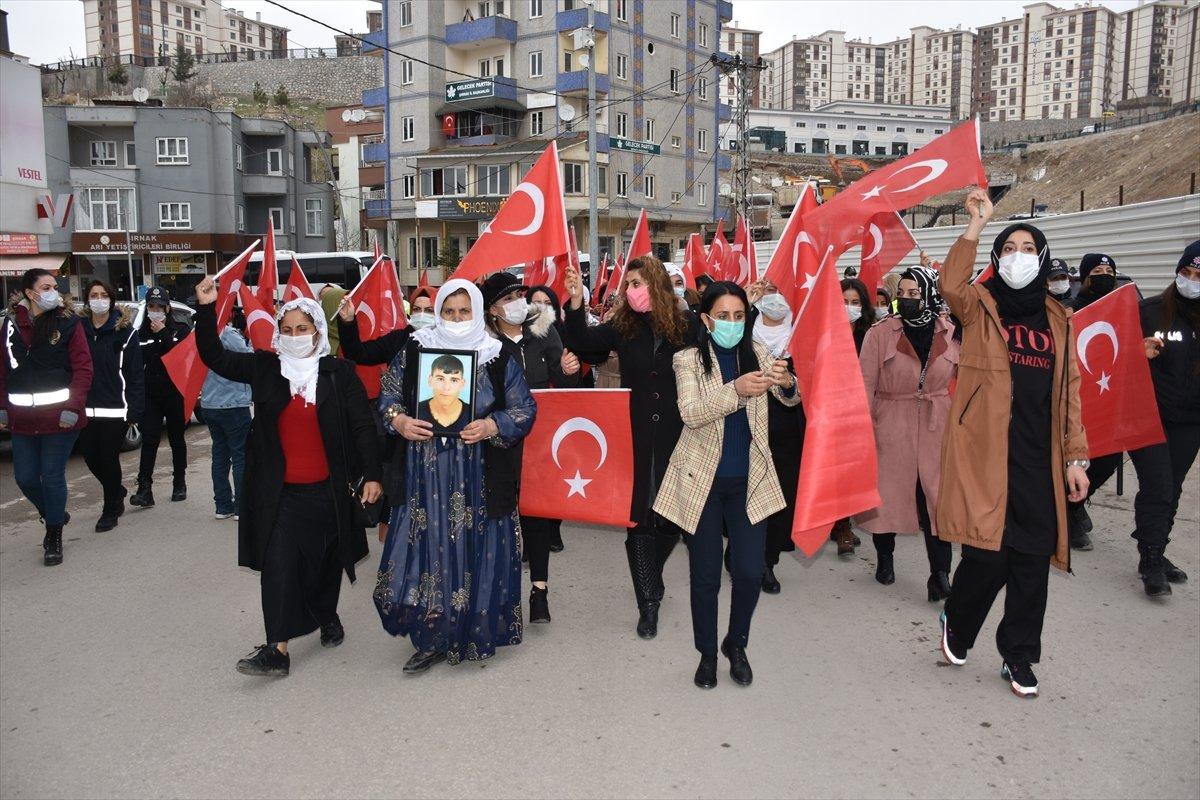 Şırnaklı aileler HDP İl Başkanlığı önünde eylem yaptı