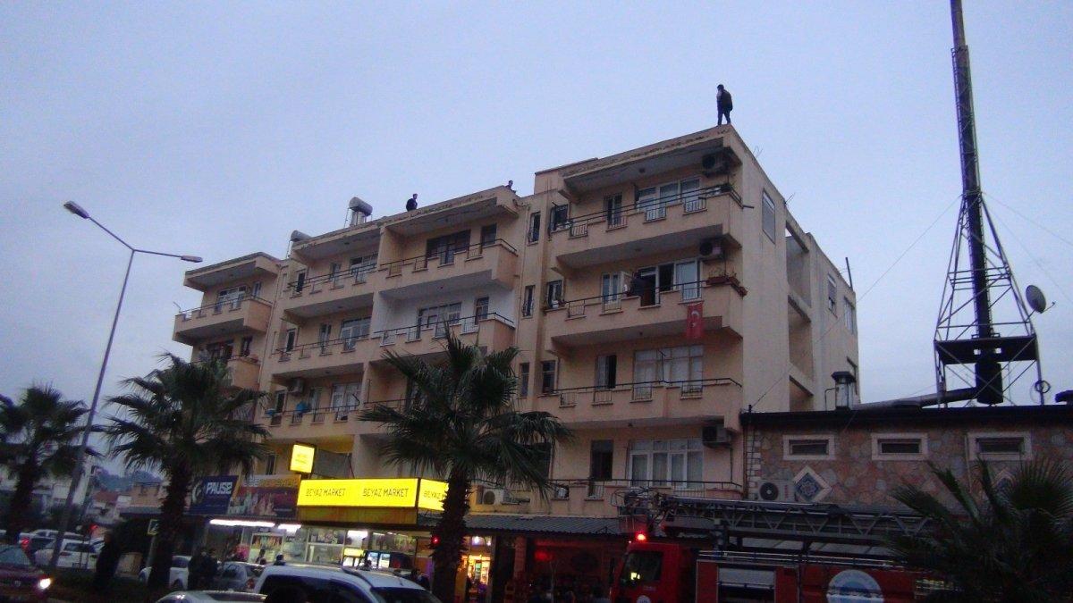 Antalya'da 13 çocuk babası çatıya çıktı, aşağıdakiler yaptıklarıyla pes dedirtti