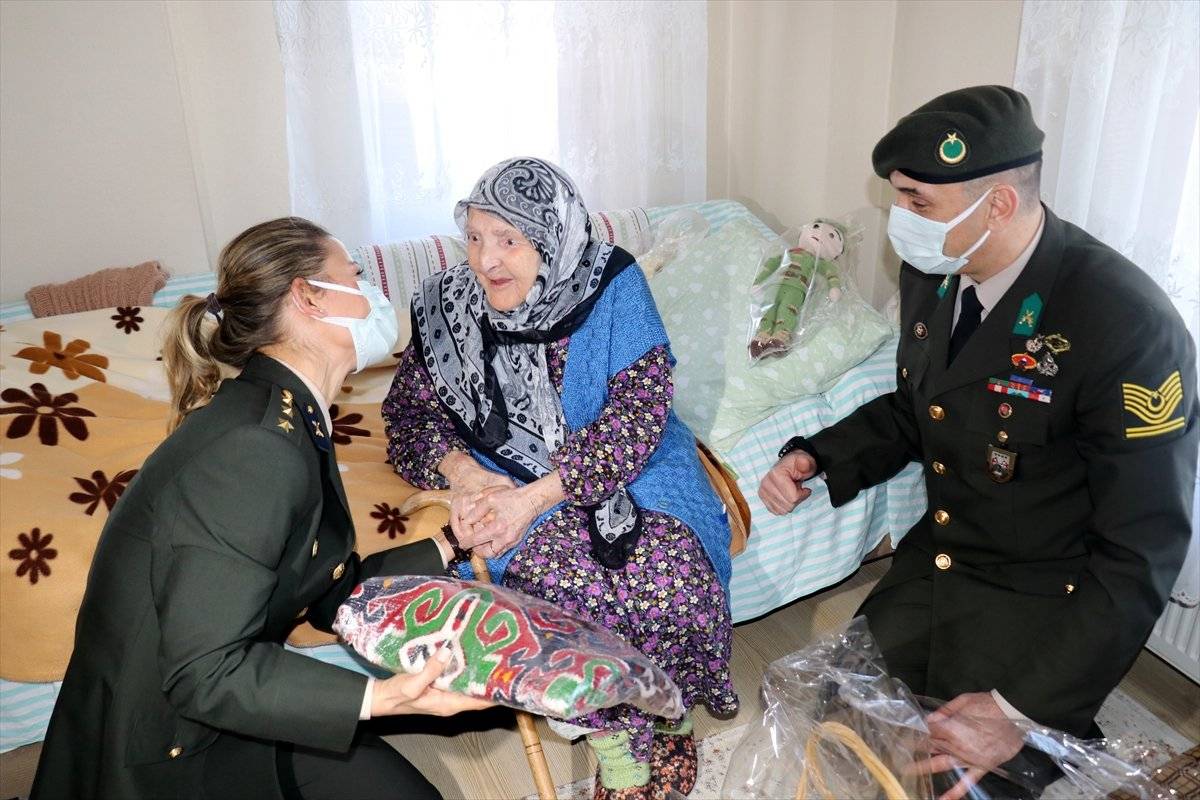 Mehmetçik, kendileri için çorap ören Zeliha Nine'ye seccade gönderdi