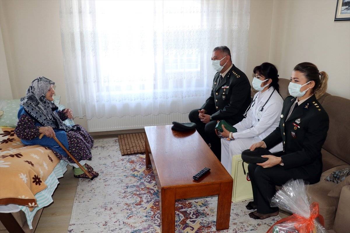 Mehmetçik, kendileri için çorap ören Zeliha Nine'ye seccade gönderdi