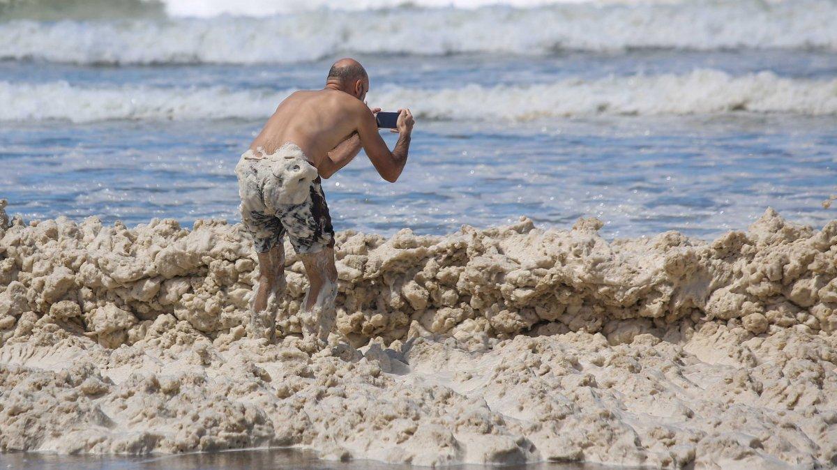 Arjantin’in gözde plajı köpürdü