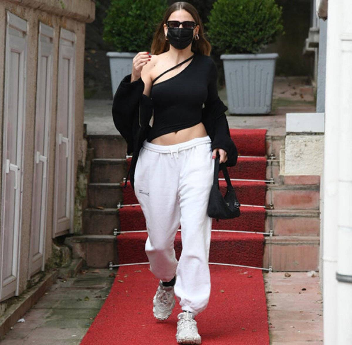 Serenay Sarıkaya'nın günlük kıyafetleri 20 bin lira