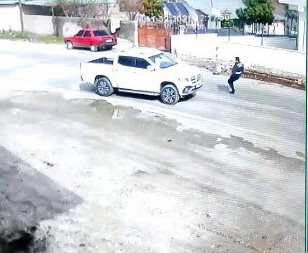 Adana'da jandarma, şoförsüz hareket eden aracı durdurup faciayı önledi