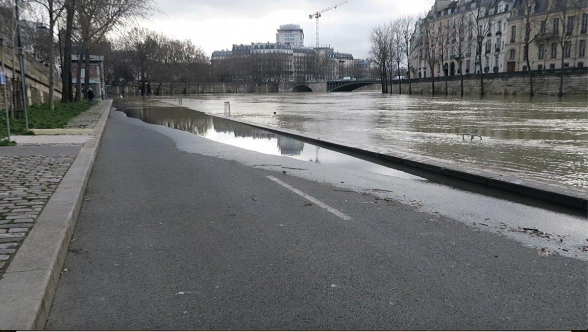 Sen Nehri'nde sular yükseldi, Paris'te yollar trafiğe kapatıldı