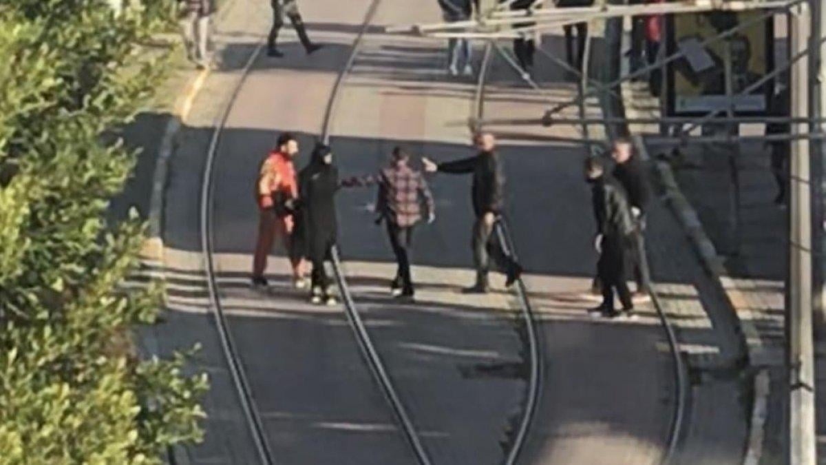 Antalya'da ailesiyle yürüyen kadına taciz anı kameraya yansıdı