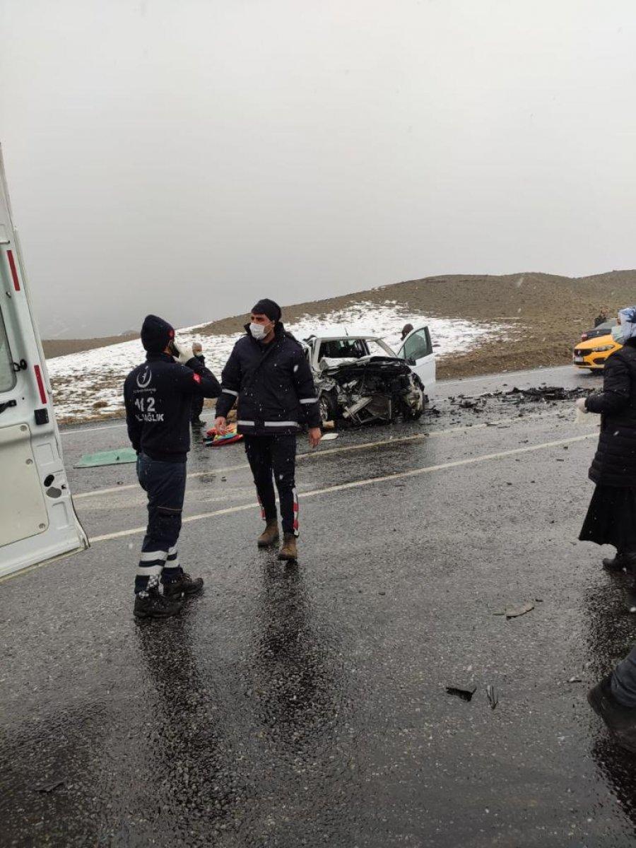 Van'da iki araç çarpıştı: 3 ölü, 7 yaralı