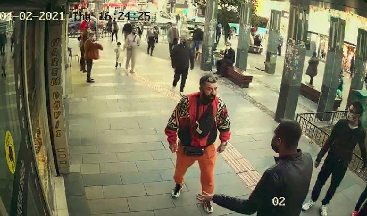 Antalya'da ailesiyle yürüyen kadına taciz anı kameraya yansıdı