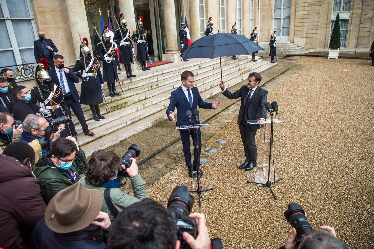 Macron, Slovakya Başbakanı Matoviç'e şemsiye tuttu
