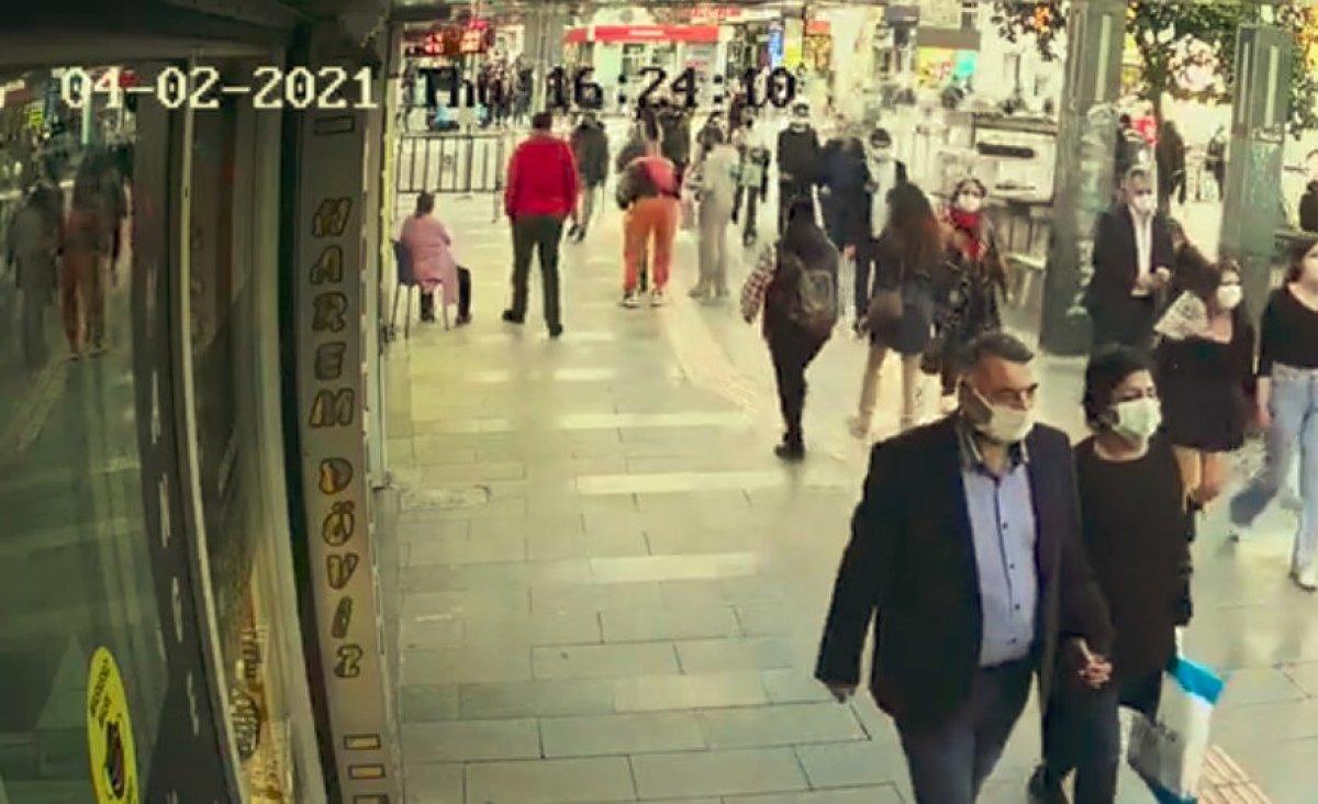 Antalya'da ailesiyle yürüyen kadına taciz anı kameraya yansıdı