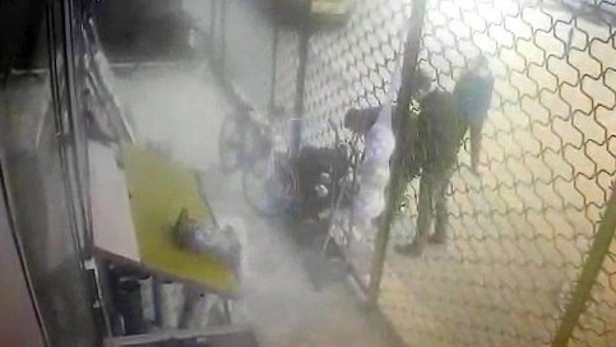 Sakarya'da sokak köpeklerinin saldırısına çantasıyla direndi