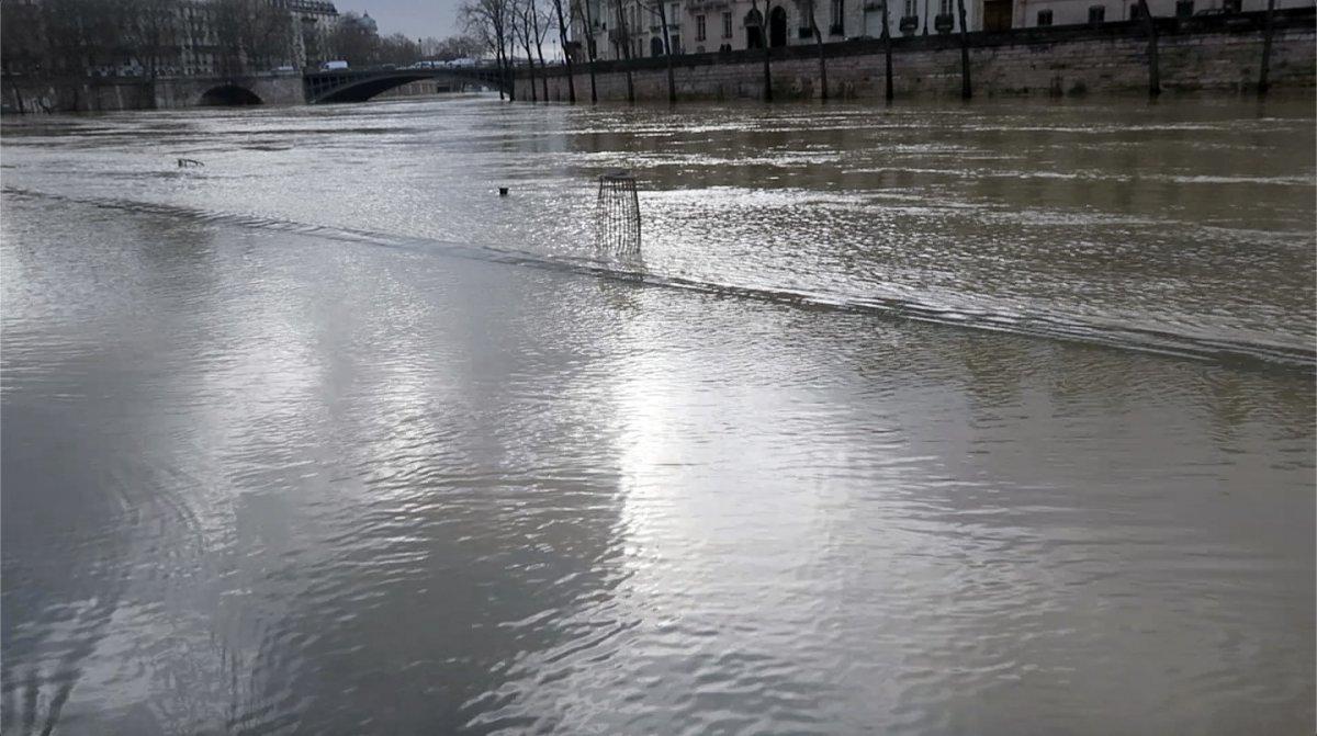 Sen Nehri'nde sular yükseldi, Paris'te yollar trafiğe kapatıldı