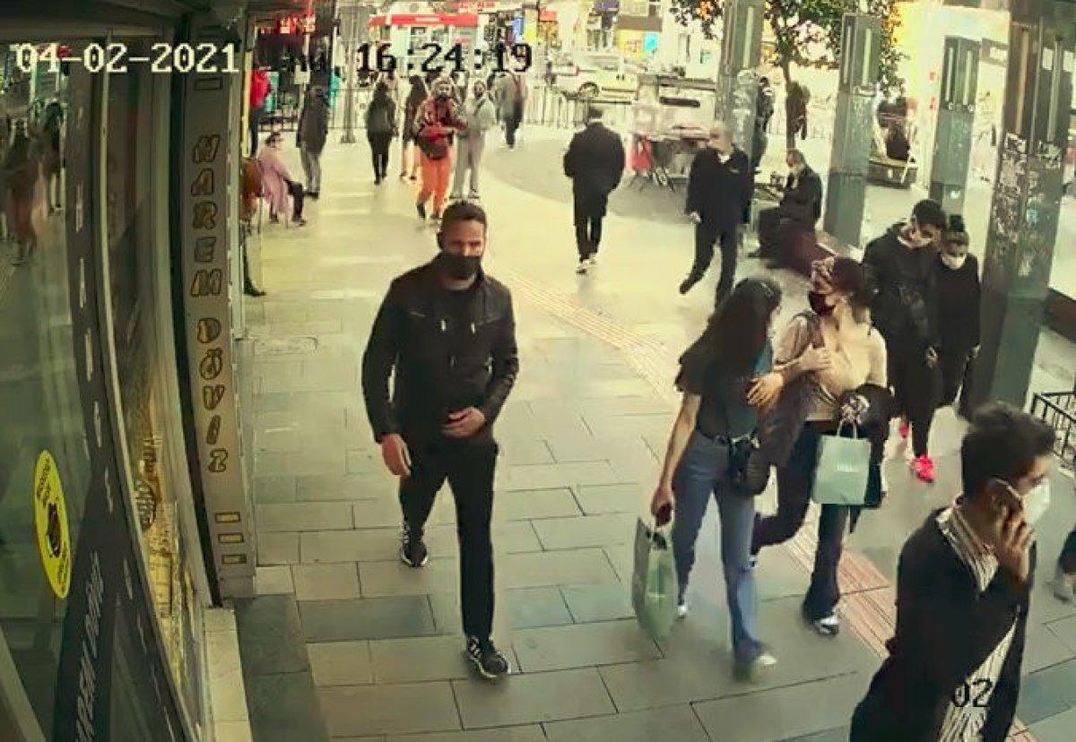 Antalya'da ailesiyle yürüyen kadına taciz anı kameraya yansıdı