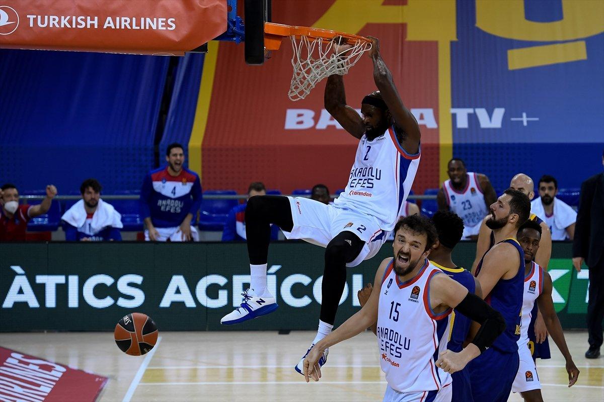 Anadolu Efes Avrupa Ligi'nde Barcelona'yı yendi