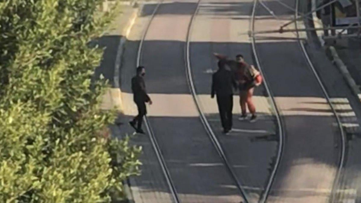 Antalya'da ailesiyle yürüyen kadına taciz anı kameraya yansıdı