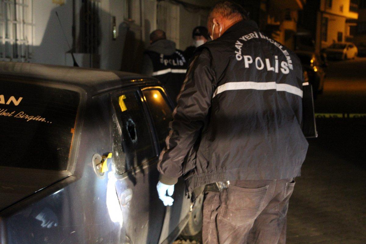 Denizli'de gece vakti otomobil kurşunlandı