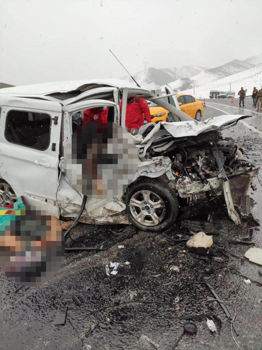 Van'da iki araç çarpıştı: 3 ölü, 7 yaralı