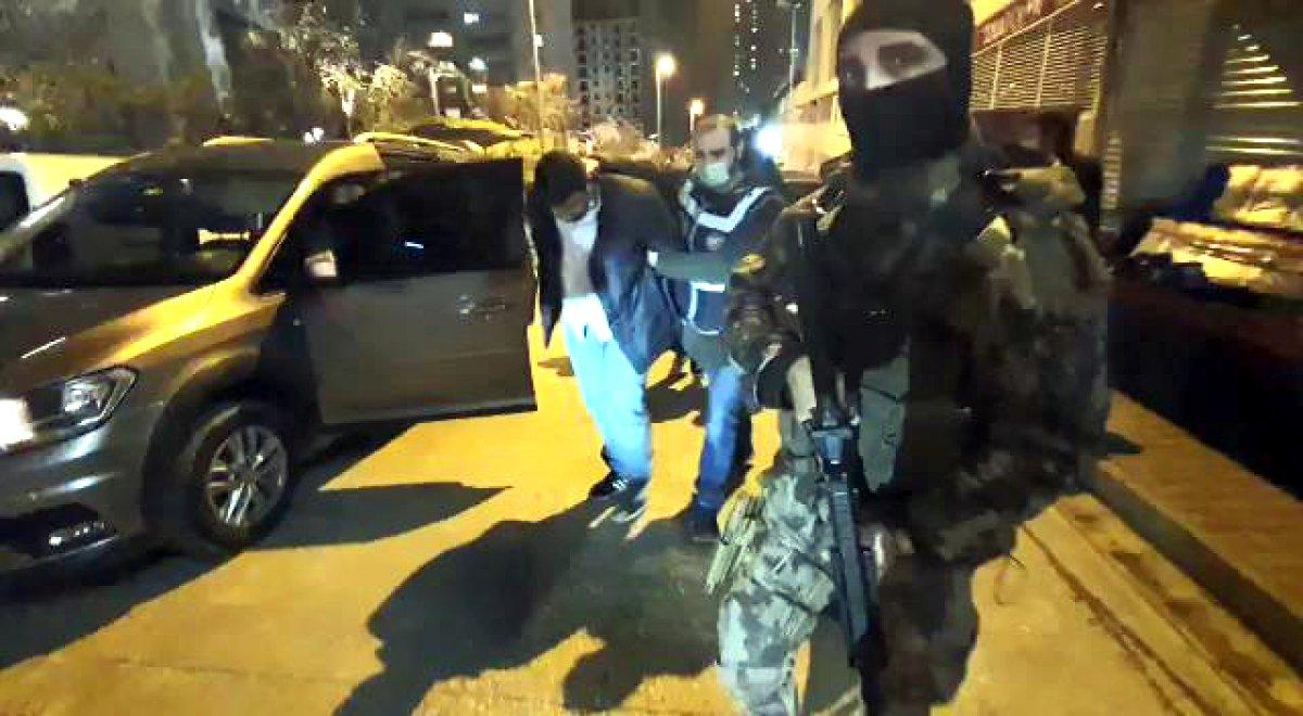 İstanbul'da 1'i firari 4 şüpheli, silah ve yüklü miktarda para ile yakalandı