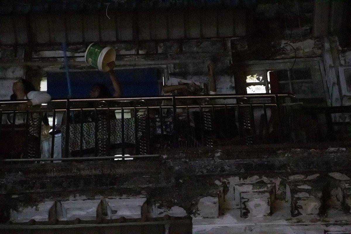 Myanmar halkı askeri darbeyi protesto için sokaklara çıktı