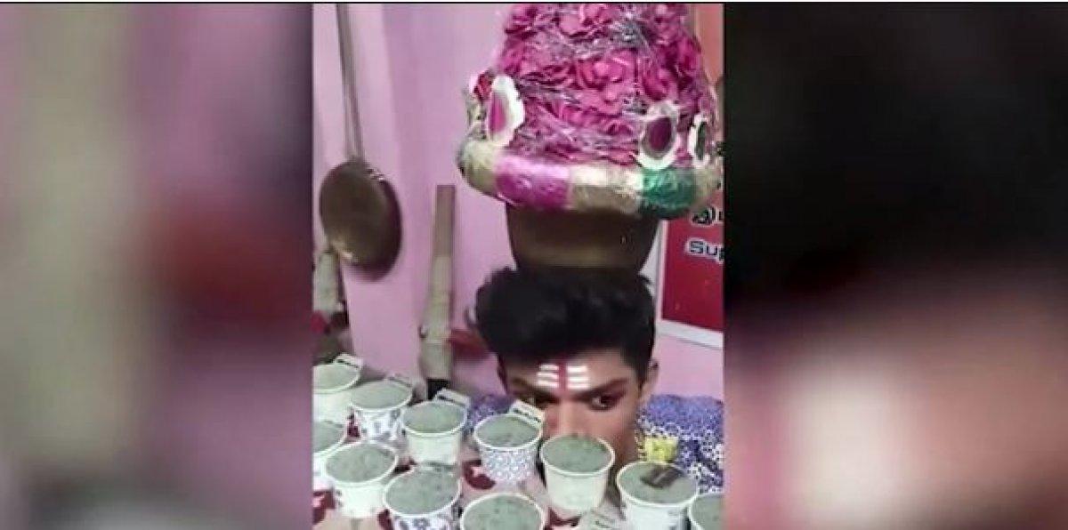 Kirpikleri ile 1000 bıçak kaldıran Hint sanatçı dünya rekoru kırdı