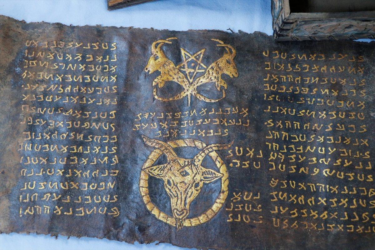 Şanlıurfa’da Ortaçağ’a ait işlemeli piton derisi ve dini kitaplar ele geçirildi