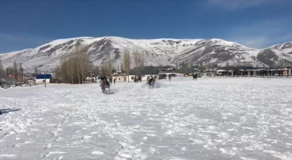 Kars'ta kar üzerinde cirit gösterisi