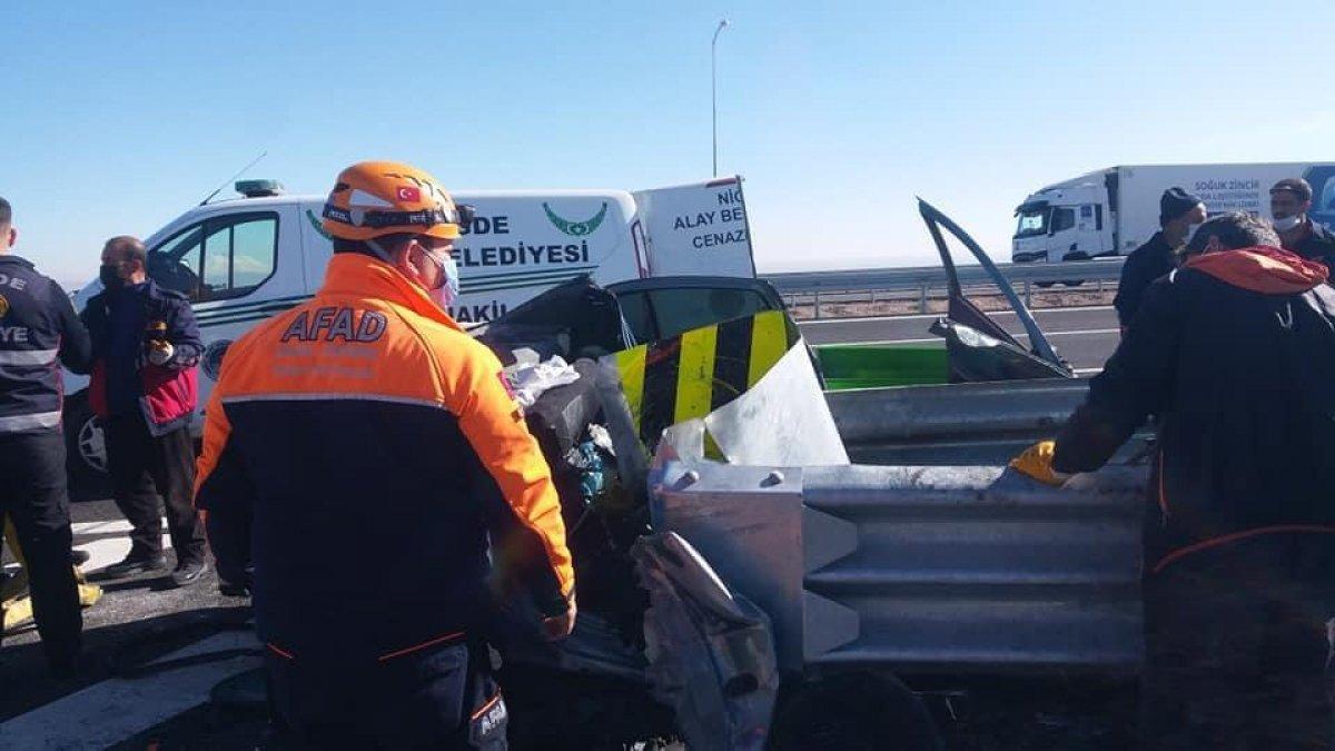 Niğde’de refüje çarpan otomobildeki 2 kişi hayatını kaybetti