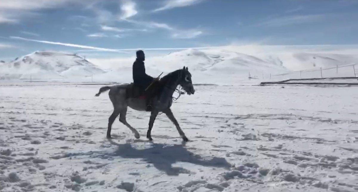 Kars'ta kar üzerinde cirit gösterisi