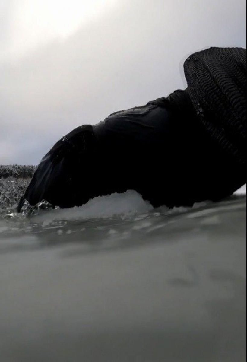 Bursalı dağcı, buz kırılınca suya düştü