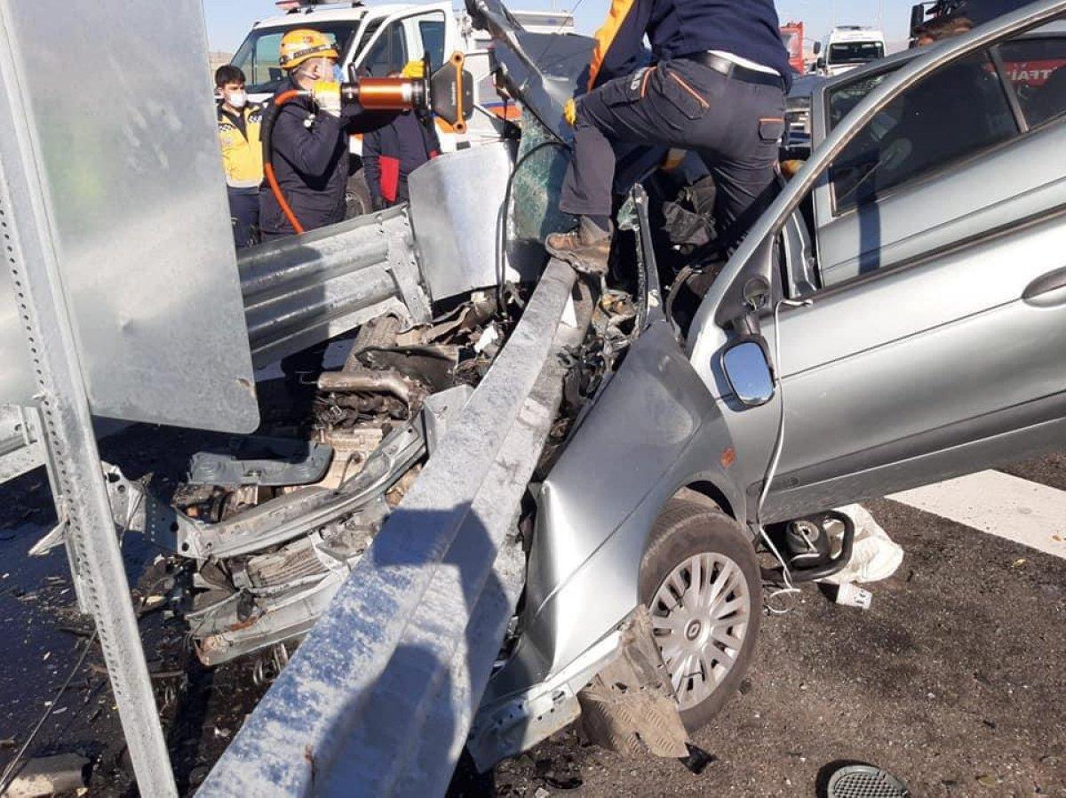 Niğde’de refüje çarpan otomobildeki 2 kişi hayatını kaybetti