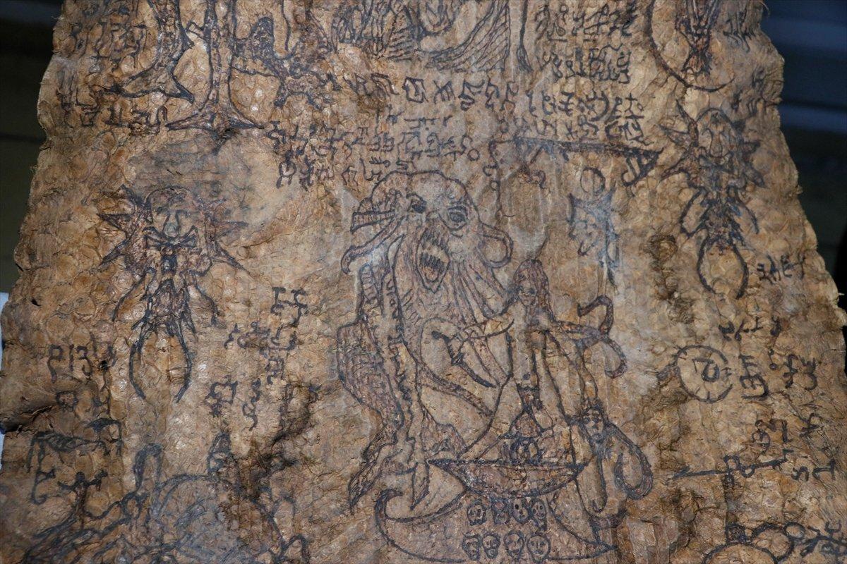 Şanlıurfa’da Ortaçağ’a ait işlemeli piton derisi ve dini kitaplar ele geçirildi