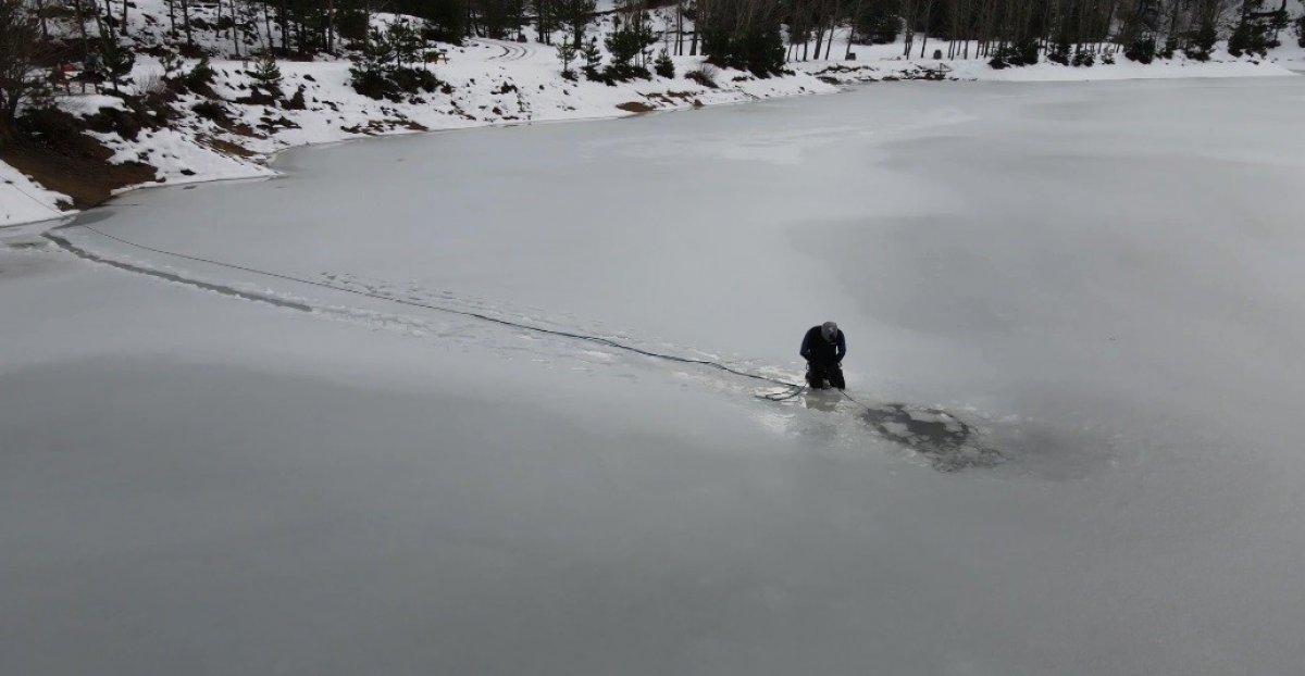 Bursalı dağcı, buz kırılınca suya düştü