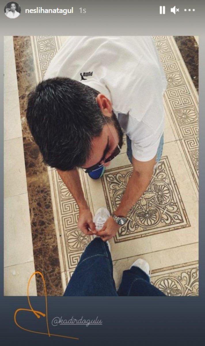 Kadir Doğulu, Neslihan Atagül'ün ayakkabı bağcıklarını bağladı