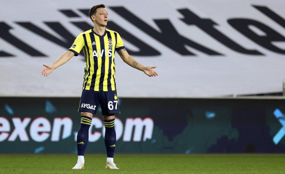 Mesut Özil, Fenerbahçe'de ilk derbi maçta üzüldü