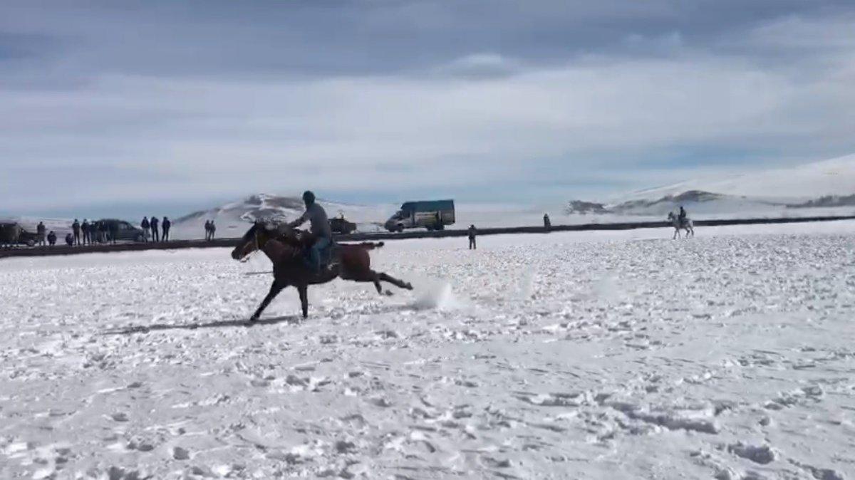 Kars'ta kar üzerinde cirit gösterisi