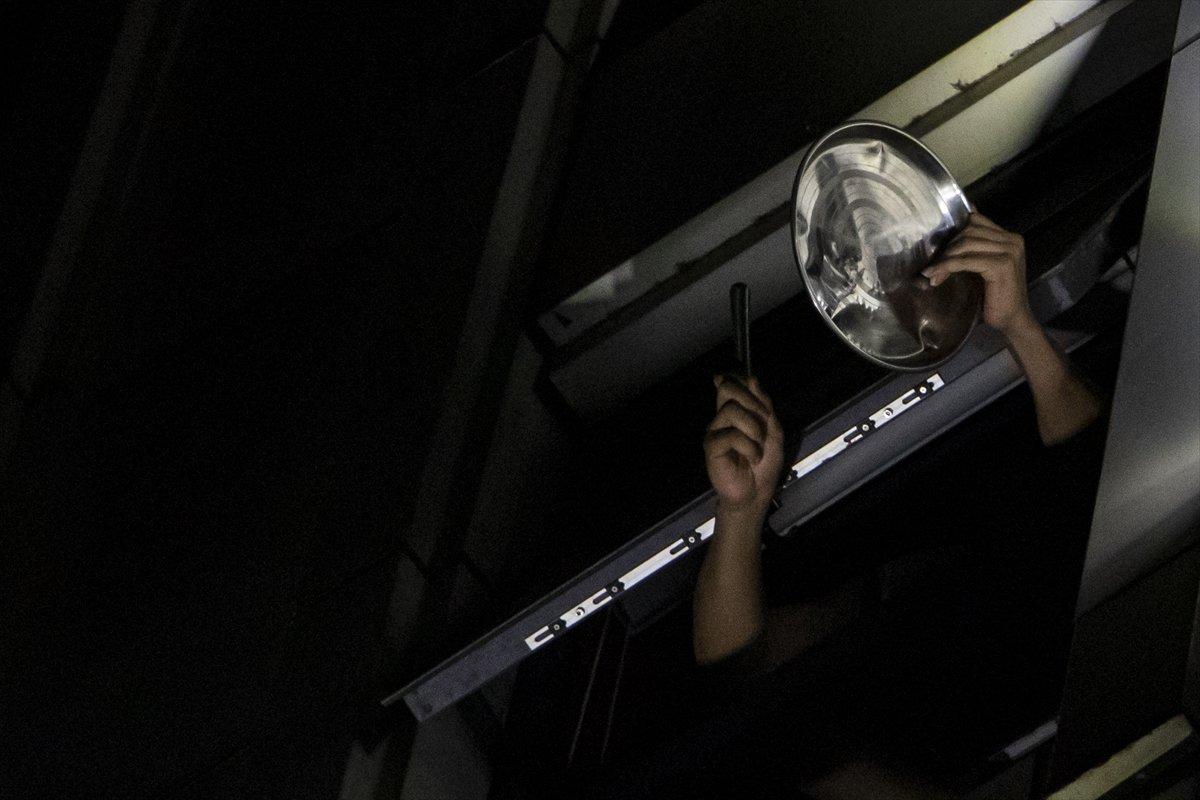 Myanmar halkı askeri darbeyi protesto için sokaklara çıktı