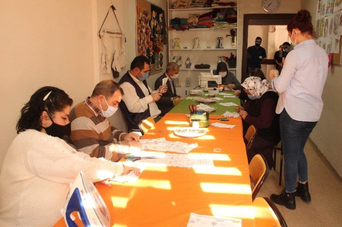 Afyonkarahisar'da terapi gören hastalar, maske dikerek iyileşiyor