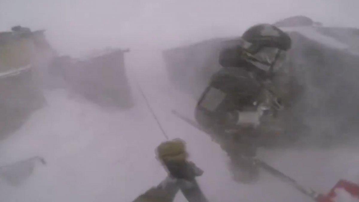 Eksi 30 derecede, 3 bin metre yükseklikteki üs bölgesinde yaşam