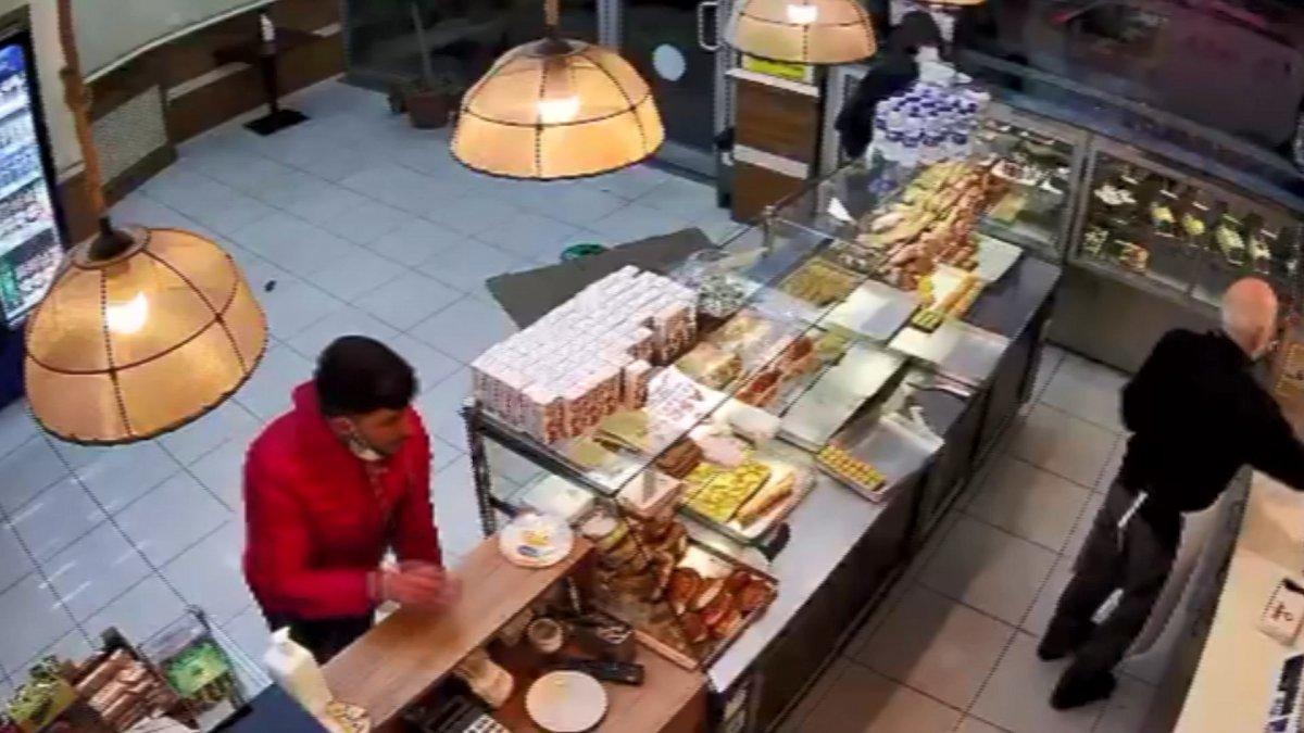 Esenyurt'ta pastanedeki kasadan para çalan hırsızlar kamerada