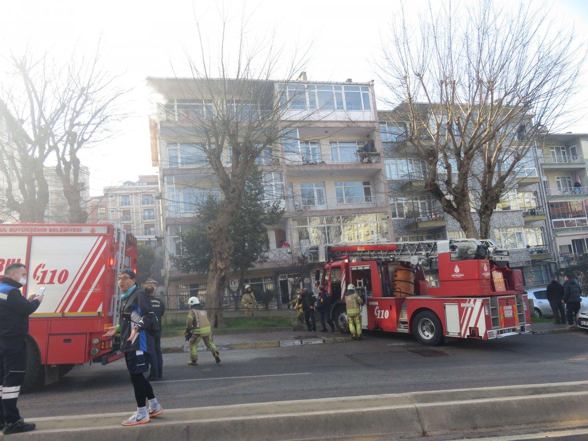 Üsküdar'da 5 katlı binada yangın çıktı