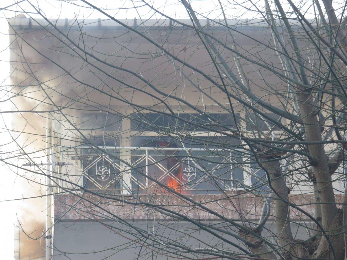 Üsküdar'da 5 katlı binada yangın çıktı