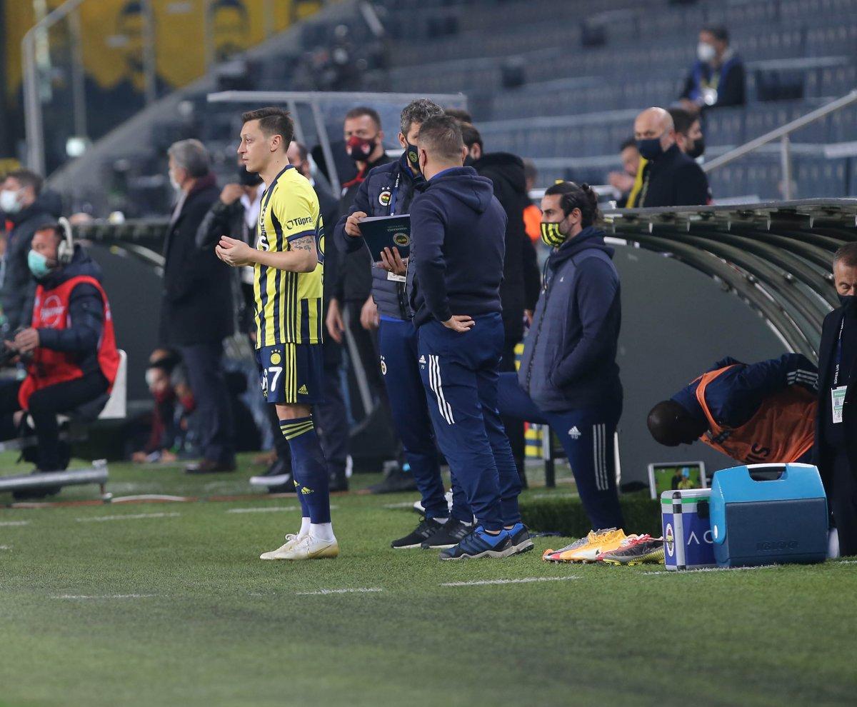 Mesut Özil, Fenerbahçe'de ilk derbi maçta üzüldü