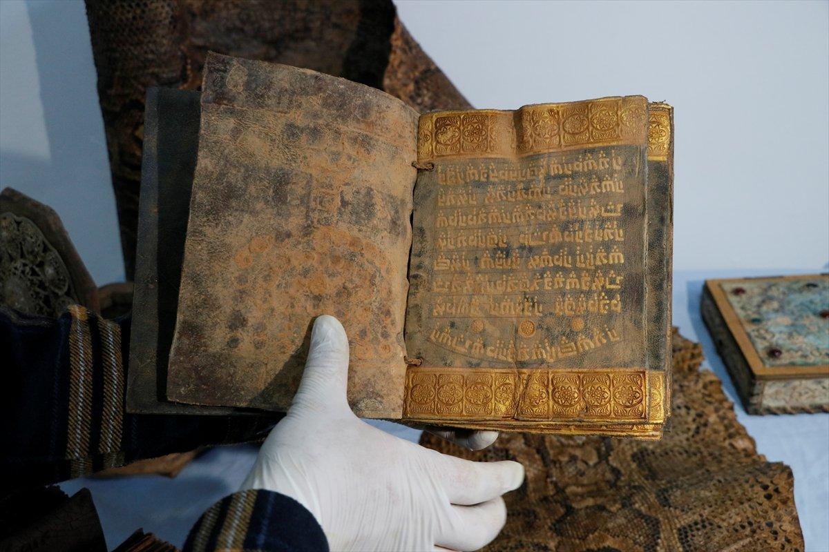 Şanlıurfa’da Ortaçağ’a ait işlemeli piton derisi ve dini kitaplar ele geçirildi