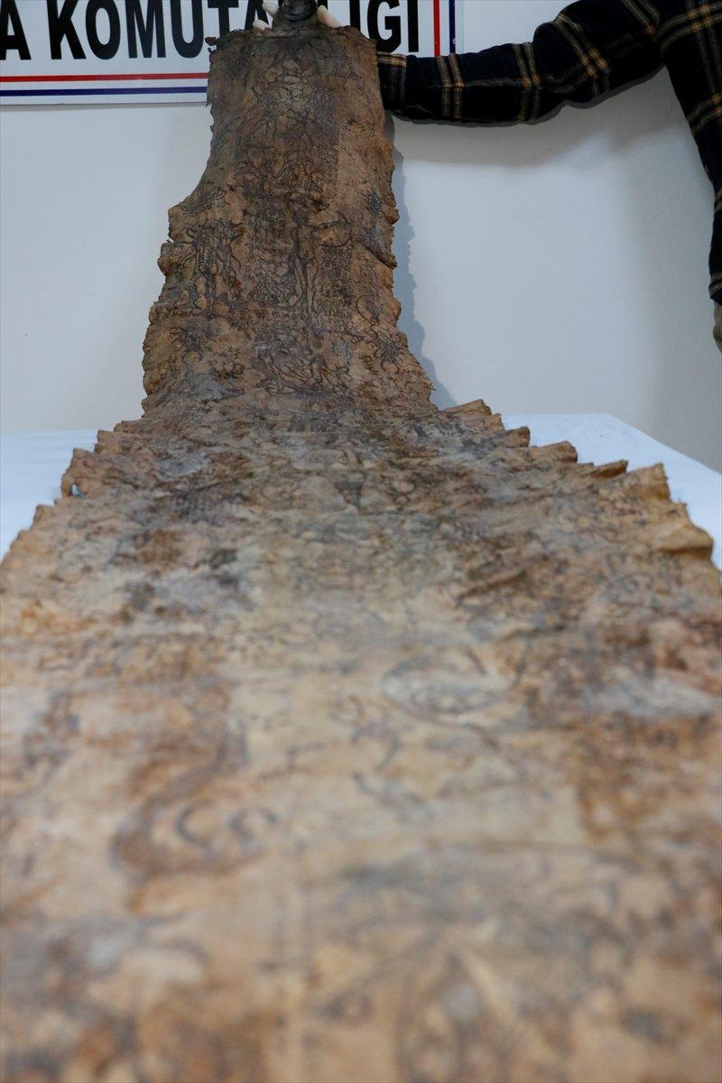 Şanlıurfa’da Ortaçağ’a ait işlemeli piton derisi ve dini kitaplar ele geçirildi