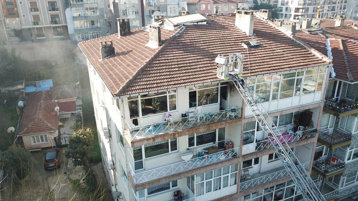 Üsküdar'da 5 katlı binada yangın çıktı
