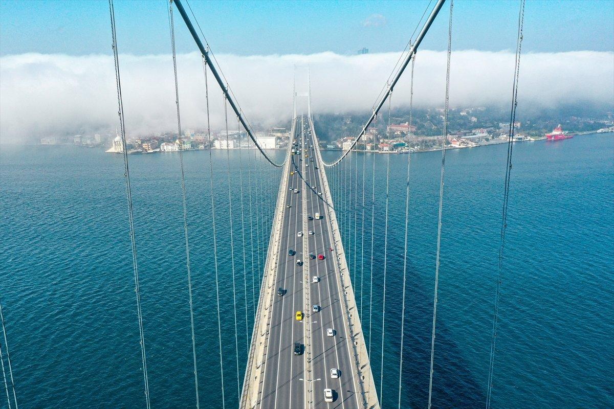 İstanbul'daki sisli hava, kartpostallık manzaralar oluşturdu