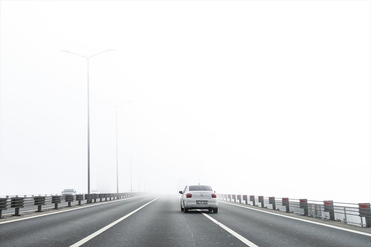 İstanbul'daki sisli hava, kartpostallık manzaralar oluşturdu